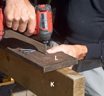 Bord til isolering av gulv i bod Bord skrus på farerne til gulv i isolert bod